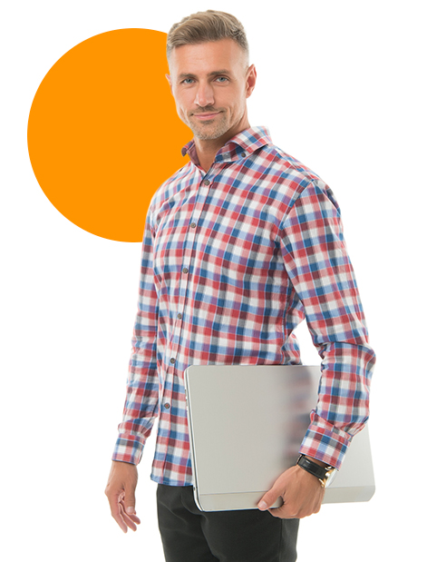 hombre sosteniendo una laptop